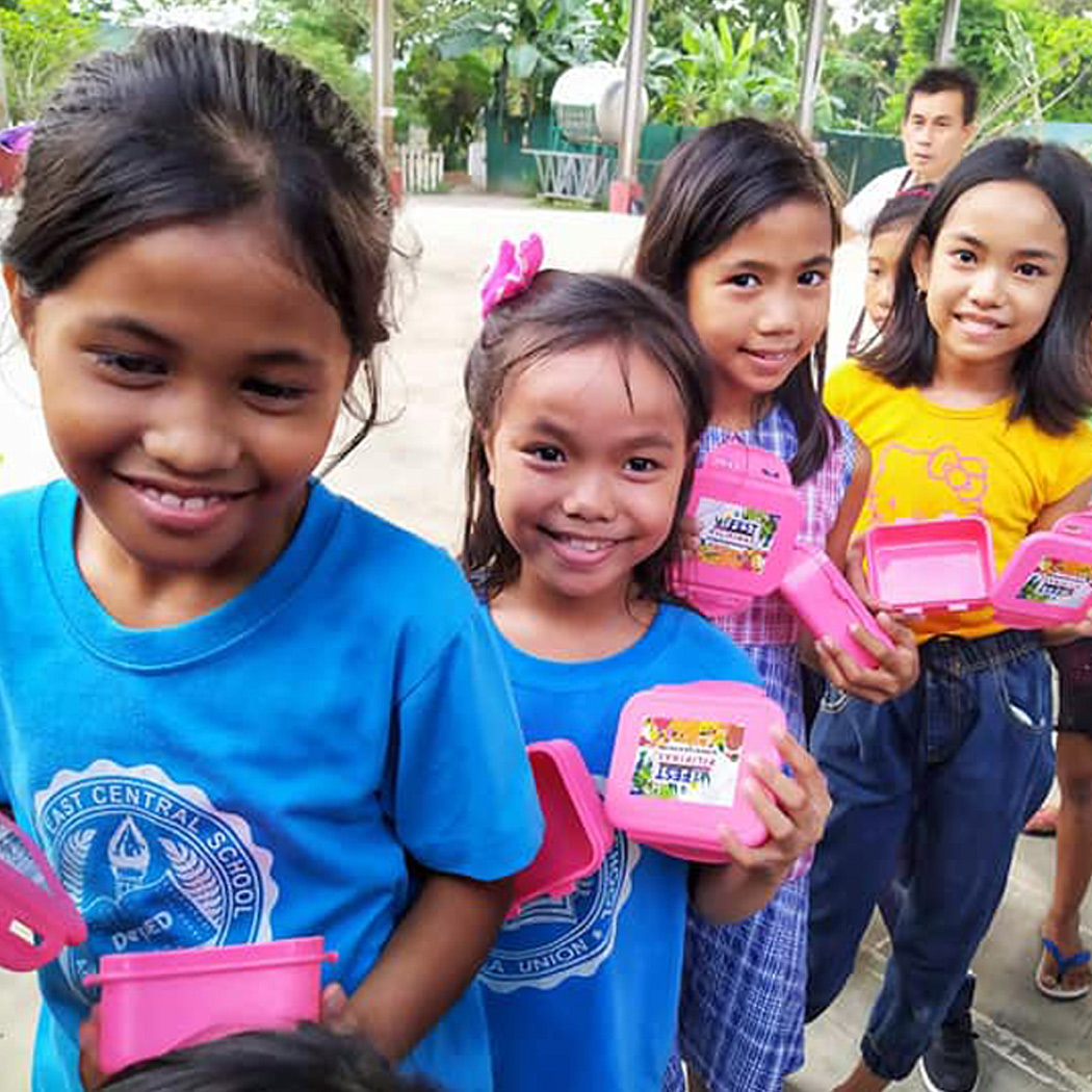 happy-children-beneficiaries-of-science_of_identity_foundation_sifcare-gopalakas-feeding-program